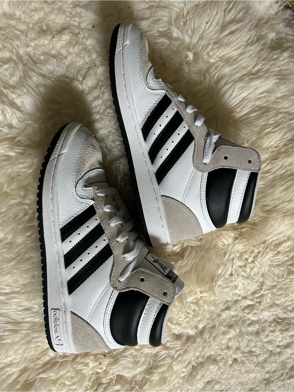 Adidas The Forum women’s size 7.5 men’s size 6 black and white good condition